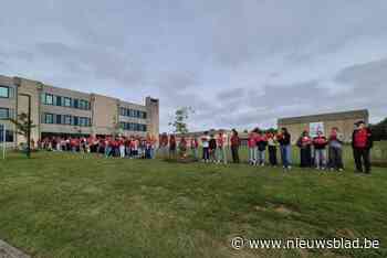 Campus De Reynaert maakt rode mensenketting voor Gaza: “Het is gewoon onmenselijk wat daar gebeurt”