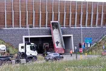 Vrachtwagenchauffeur vergeet laadbak en rijdt zich vast onder snelweg