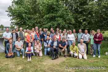 Vijftig jaar nadat ze hechte groep vormden op strand van Oostduinkerke, komen vrienden weer samen tijdens reünie: “Oude vriendschap roest niet”