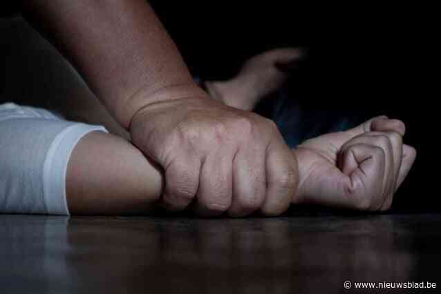 Twintiger bekent dat hij tienermeisje brutaal verkrachtte, maar vraagt om geen straf te krijgen: “Probeer mijn problematiek op te lossen”