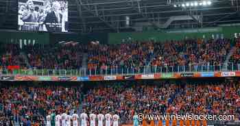 Oranje herdenkt overleden Leo Beenhakker en Nol de Ruiter met applaus in Euroborg