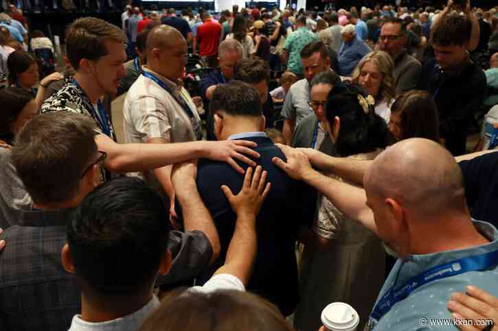 Southern Baptists overwhelmingly call for a ban on gay marriage