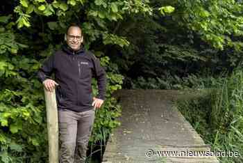 Bioloog Xavier (49) maakte carrièreswitch en gidst nu mensen door de natuur: “Mensen kennen het verschil niet meer tussen een merel en een mus”