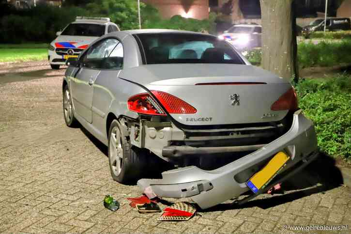 Auto beschadigd door explosie, politie doet onderzoek