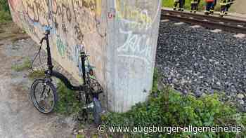 Lebensgefährlich verletzt: 82-Jähriger quert Gleise und wird von Zug erfasst