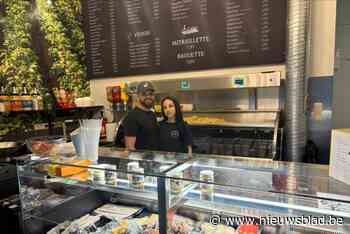 Marek (32) en Victoria (25) openen nieuwe frituur op toplocatie: “We willen een huiselijke sfeer creëren”