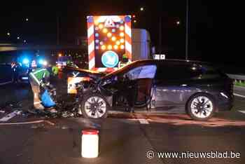 Bestuurder dommelt in achter stuur en crasht tegen botsabsorbeerder op E17
