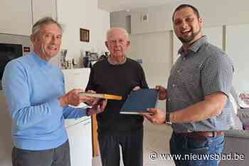 Schepen  bedankt ereburgemeester Marcel Pien met gerestaureerde boeken over Oosterzeelse politiek: “Hij lag aan de basis van huidige coalitie”