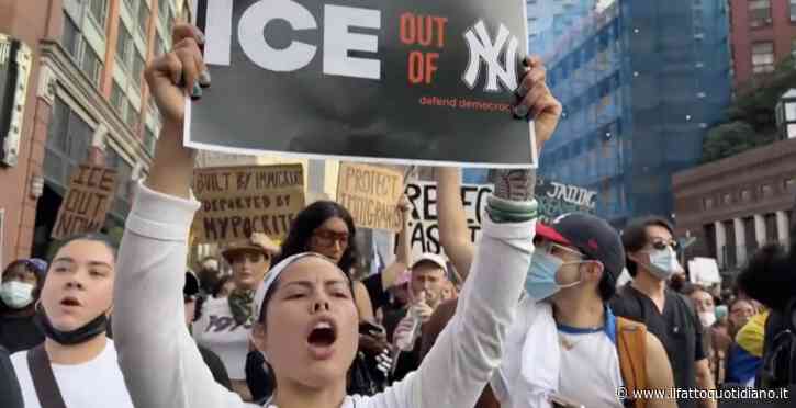 Stati Uniti, si allargano le proteste: migliaia in marcia a New York contro i raid anti-migranti: “Oltre 80 arresti”