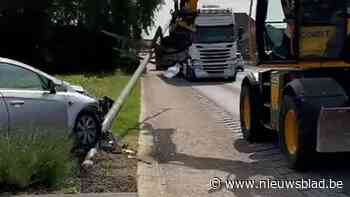 Auto botst tegen verlichtingspaal in Bocholt