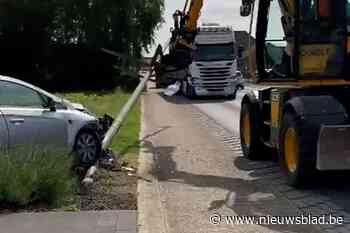 Auto botst tegen verlichtingspaal in Bocholt