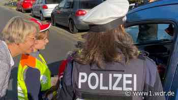 Kinder verteilen Denk- und Dankzettel an Autofahrer