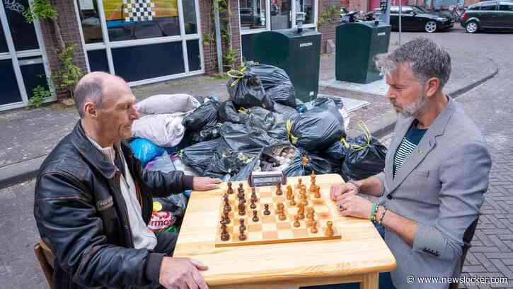 Evert moet deuren schaakclub na dertig jaar sluiten door stankoverlast: ’Nu gemeente Den Haag mat zetten’