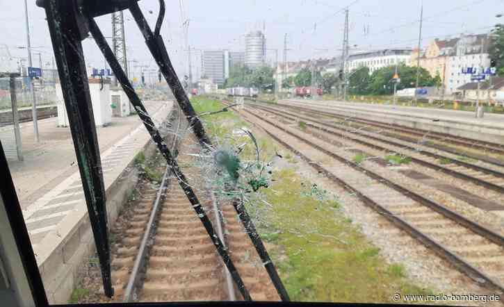 Jugendliche werfen Flaschen auf Zug – Suche mit Helikopter