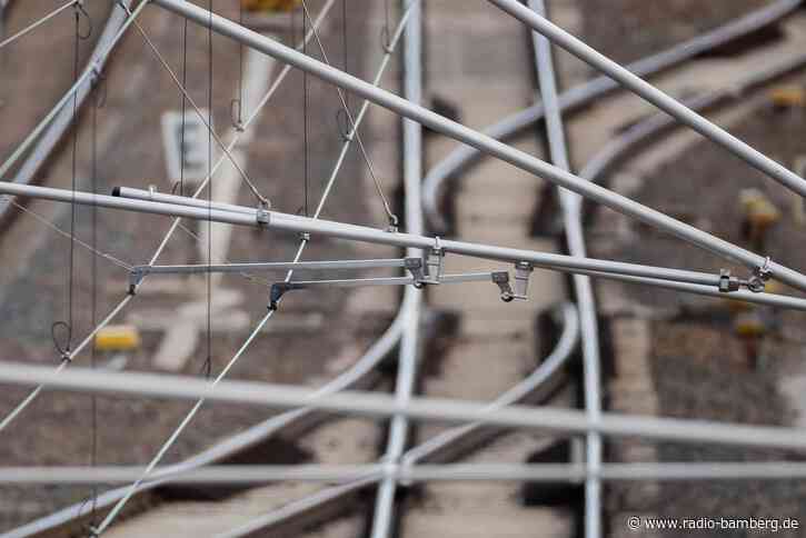 Zug erfasst Baum – Bahnverkehr stundenlang unterbrochen