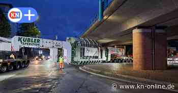 Wie ein hausgroßer Trafo nachts als Schwertransport durch Kiel manövrierte