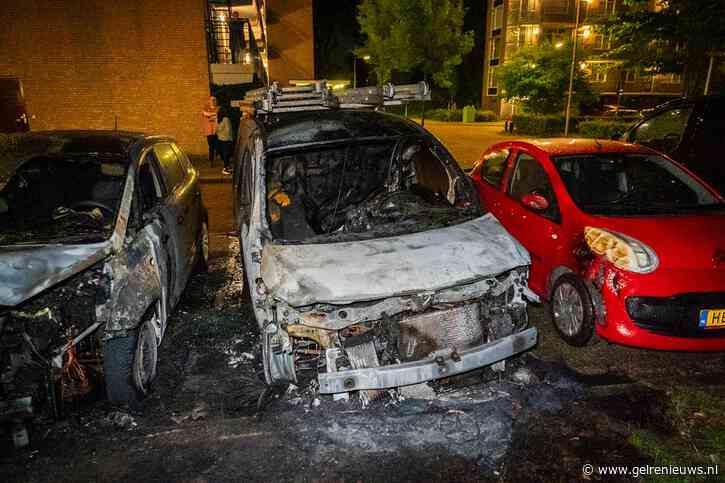 Bestelbus en auto uitgebrand in Arnhem, mogelijk brandstichting