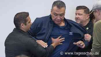 US-Senator bei Pressekonferenz der Heimatschutzministerin abgeführt