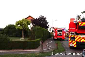 Gloeiend houtskool zorgt voor brand en legt bijgebouw plat