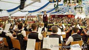 Am Sportplatz in Roßholzen wird im Zelt gefeiert: Bürgermeister Huber lässt das Bier fließen