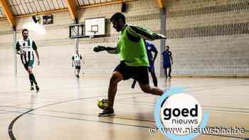 Agenten en asielzoekers spelen vriendschappelijke voetbalmatch: “Helpt bij wederzijds begrip ”