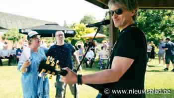Buitenbeenpop strikt Nathalie Meskens, Gene Thomas presenteert