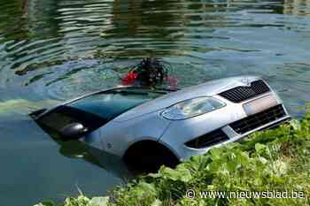 Auto belandt achterwaarts in Leuvense Vaart: bestuurster kan zichzelf in veiligheid brengen