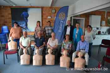Rotaryclub schenkt reanimatiepoppen aan lokale afdeling van Rode Kruis