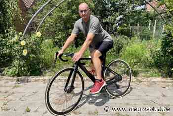 Wielerfanaat Krist (59) fietst 600 kilometer aan één stuk om drankverslaving achter zich te laten: “Ik fiets om weg te zijn van thuis”
