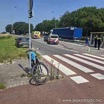 Auto en fietsster botsen op kluifrotonde