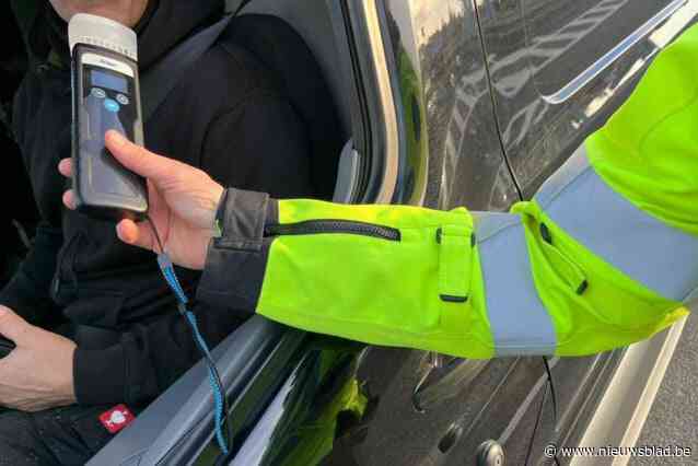 Politie trekt twee rijbewijzen in na alcoholcontroles