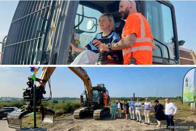 Viceminister-president Hilde Crevits legt eerste steen voor circulaire windmolen op afvalsite Imog: “Hergebruikte turbine gaf de doorslag”