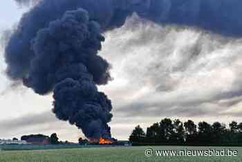 Zware brand bij recyclagebedrijf in Staden: politie roept op om ramen en deuren dicht te houden