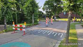 Hitte beschadigt wegdek en zorgt voor gevaarlijke situatie op kruispunt in Hasselt