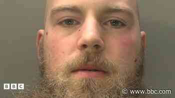 Carchar am oes i ddyn ymosododd ar heddweision â chyllell