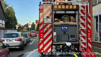 Pkw brennt in Helmstedt – Feuerwehr löscht Fahrzeug auf Hinterhof