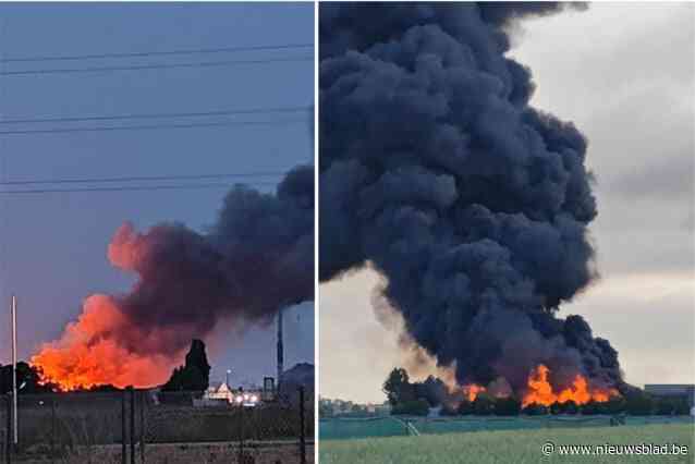 Zware brand bij recyclagebedrijf in Staden, nablussen kan nog tot zaterdagavond duren: “Wie iets in de tuin vindt, laat dat best liggen”