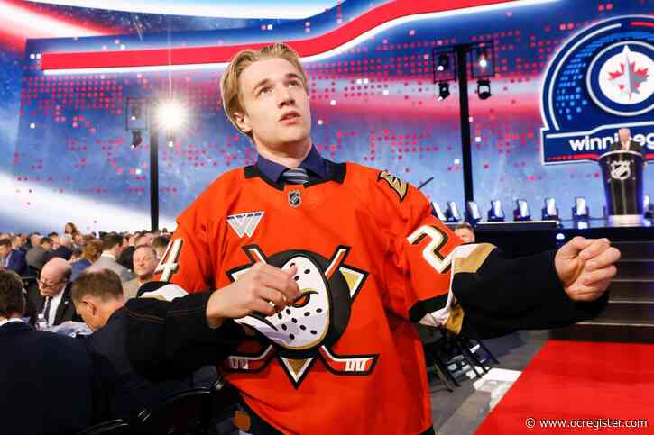 Ducks sign prospect Lucas Pettersson to 3-year, entry-level deal