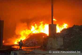 Zware industriebrand woedt bij containerbedrijf: “Hou ramen en deuren dicht”