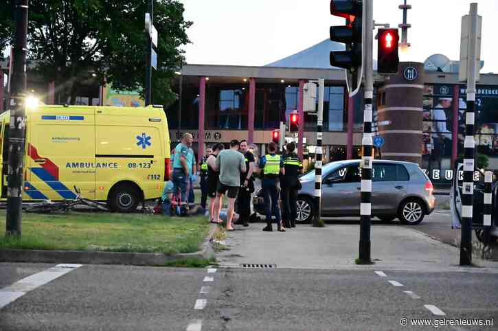 Fietser op motorkap na aanrijding met auto