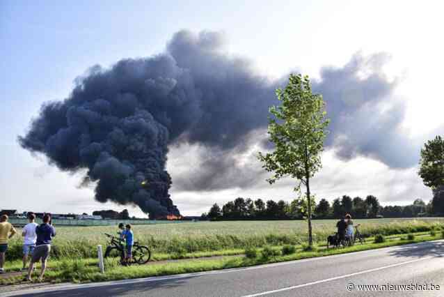 Meer dan 100 brandweer- en politiekrachten gaan zware brand bij recyclagebedrijf in Staden te lijf, nablussen kan nog tot zaterdagavond duren: “Als je iets in de tuin vindt, laat dat liggen en doe een melding”