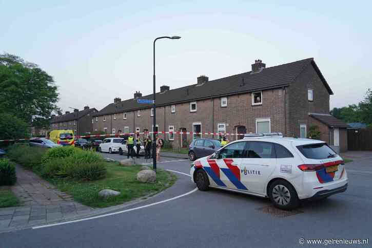 Persoon aangereden en bekneld onder auto