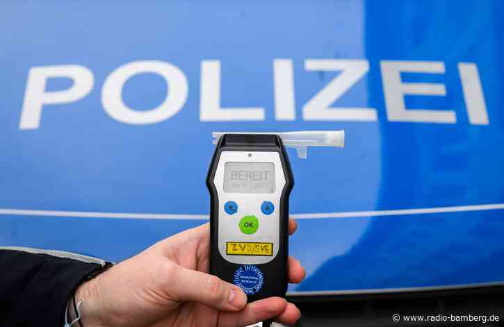 Betrunkener Radler fährt mehrfach gegen Autos