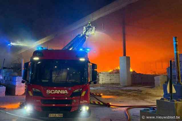 Brandweer moet nog uren nablussen na zware industriebrand bij containerbedrijf: “Geen gevaar voor bevolking”