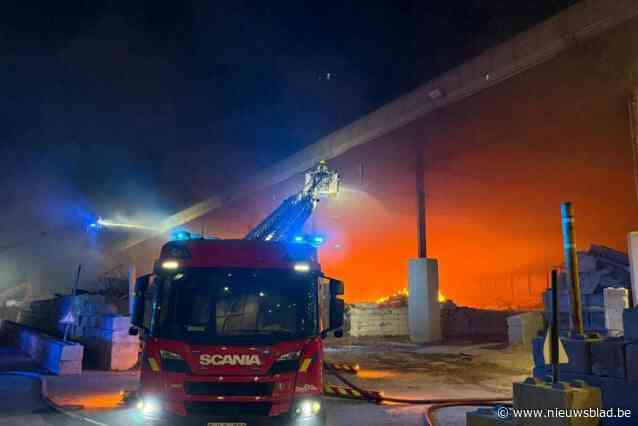 Brandweer moet nog uren nablussen na zware industriebrand bij containerbedrijf: “Geen gevaar voor bevolking”