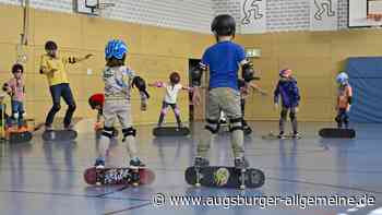 Ab aufs Brett: In der Erpftinger Turnhalle erlernen Kinder das Skateboarden