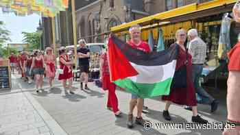 Vreedzame manifestatie tegen geweld in Gaza op markt in Neerpelt: “Duidelijk signaal geven”