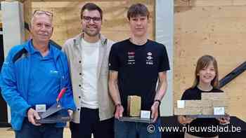 Wielrenner Stan Jammaer (15)  ontvangt op viering Boomse sportlaureaten de Gouden Baksteen
