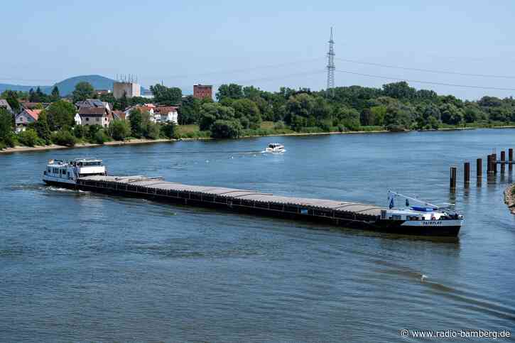 Güterschiff steckt weiterhin auf der Donau fest