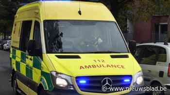 24-jarige bestuurder lichtgewond nadat auto tot stilstand komt tegen verlichtingspaal